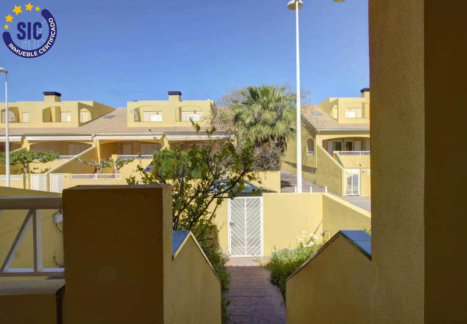 Vista exterior de Casa adosada en venda en Sagunto / Sagunt amb Aire condicionat, Calefacció i Jardí privat