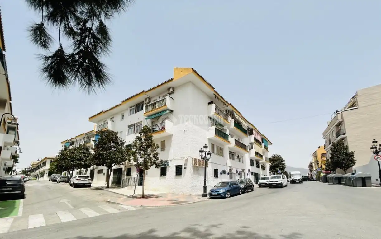 Vista exterior de Local en venda en Fuengirola amb Aire condicionat i Moblat