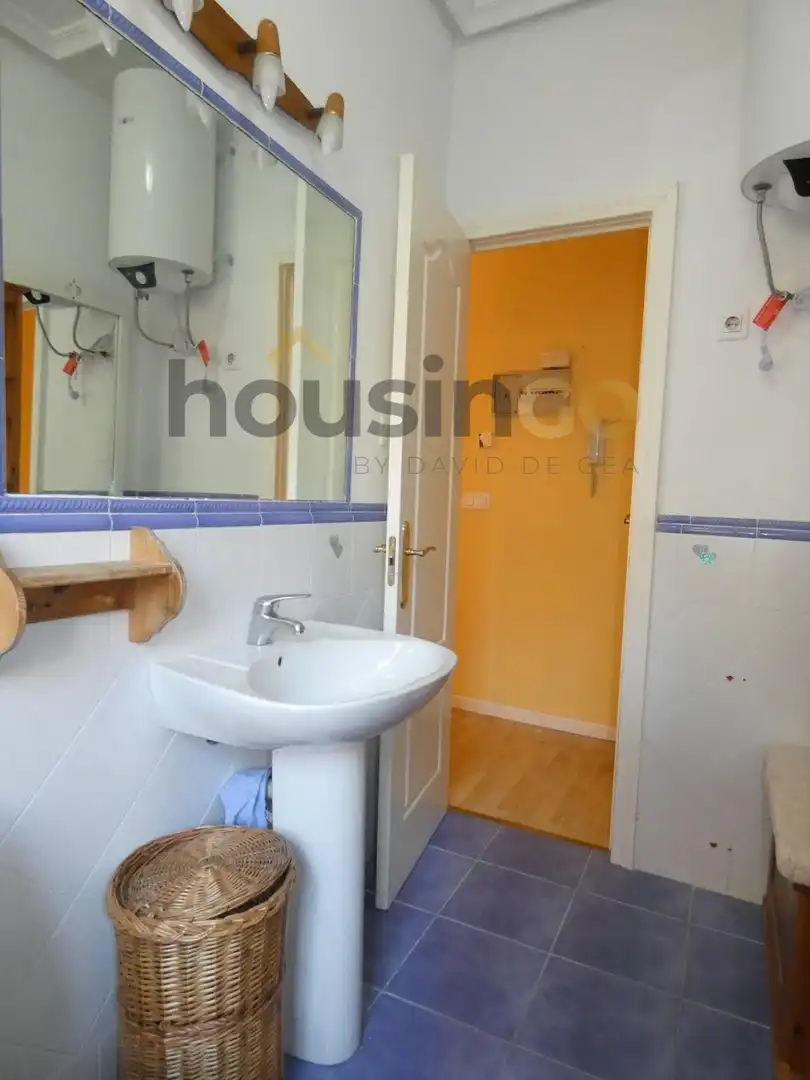 Bathroom of Apartments for rent in Madrid  with Air Conditioner, Heating and Furnished