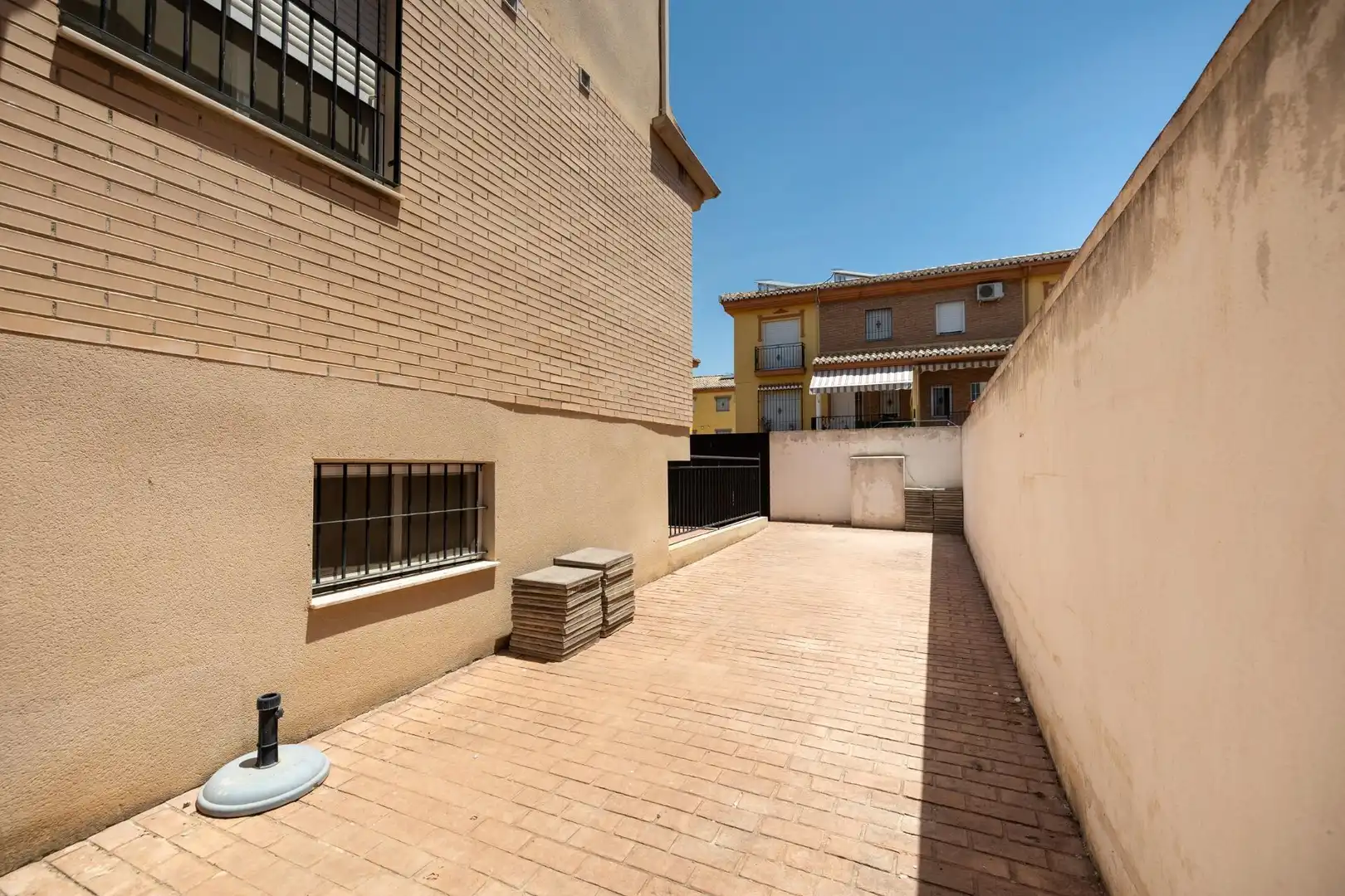 Vista exterior de Casa adosada en venda en Vegas del Genil amb Aire condicionat, Calefacció i Jardí privat
