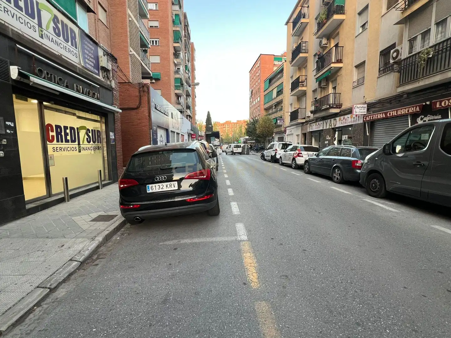 Vista exterior de Local en venda en Granada amb Aire condicionat