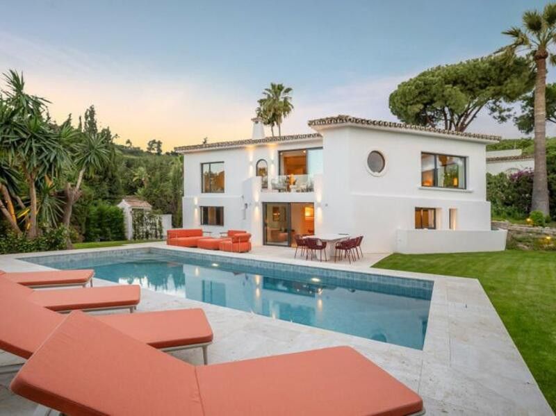 Vista exterior de Casa o xalet en venda en Marbella amb Aire condicionat, Calefacció i Jardí privat