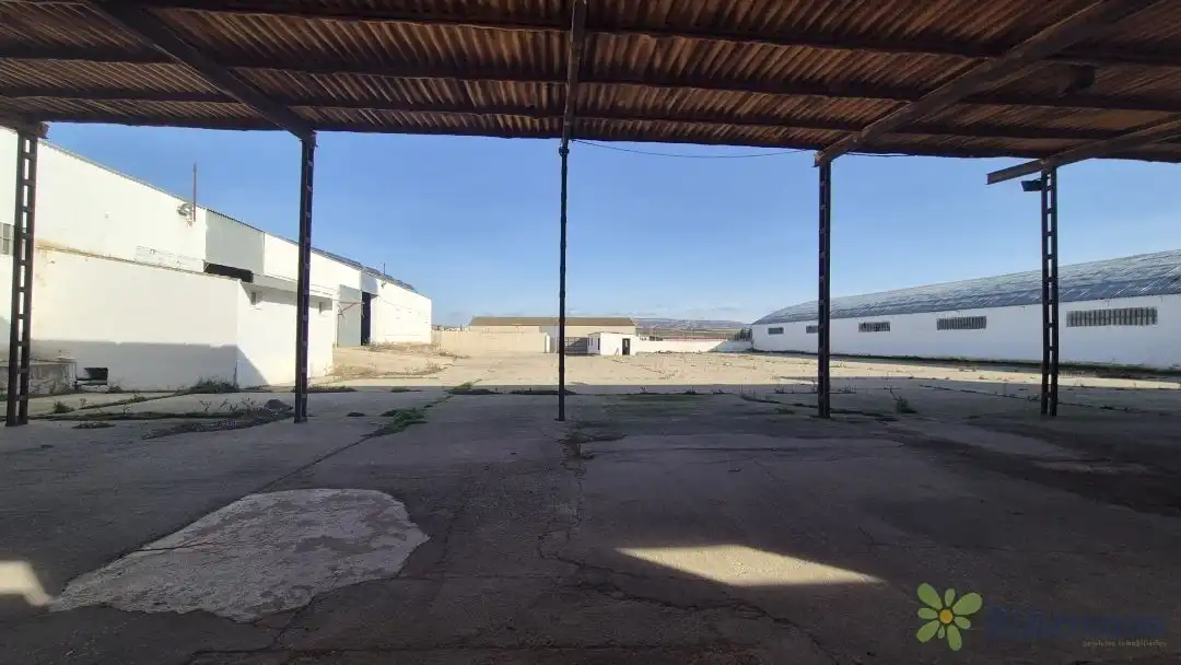 Außenansicht von Fabrikhallen zum Verkauf in Fustiñana