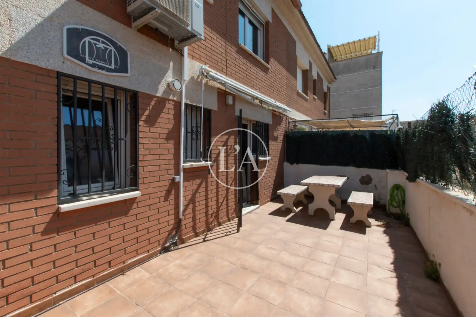 Terrasse von Einfamilien-Reihenhaus zum Verkauf in Cambrils mit Klimaanlage, Heizung und Privatgarten