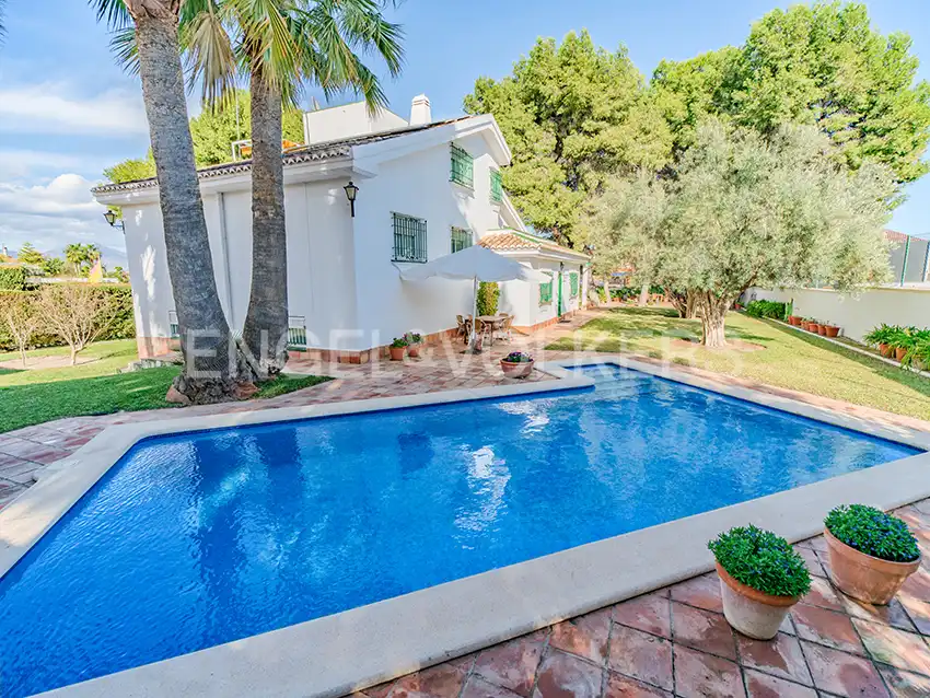 Vista exterior de Casa o xalet en venda en Alicante / Alacant amb Aire condicionat, Calefacció i Jardí privat