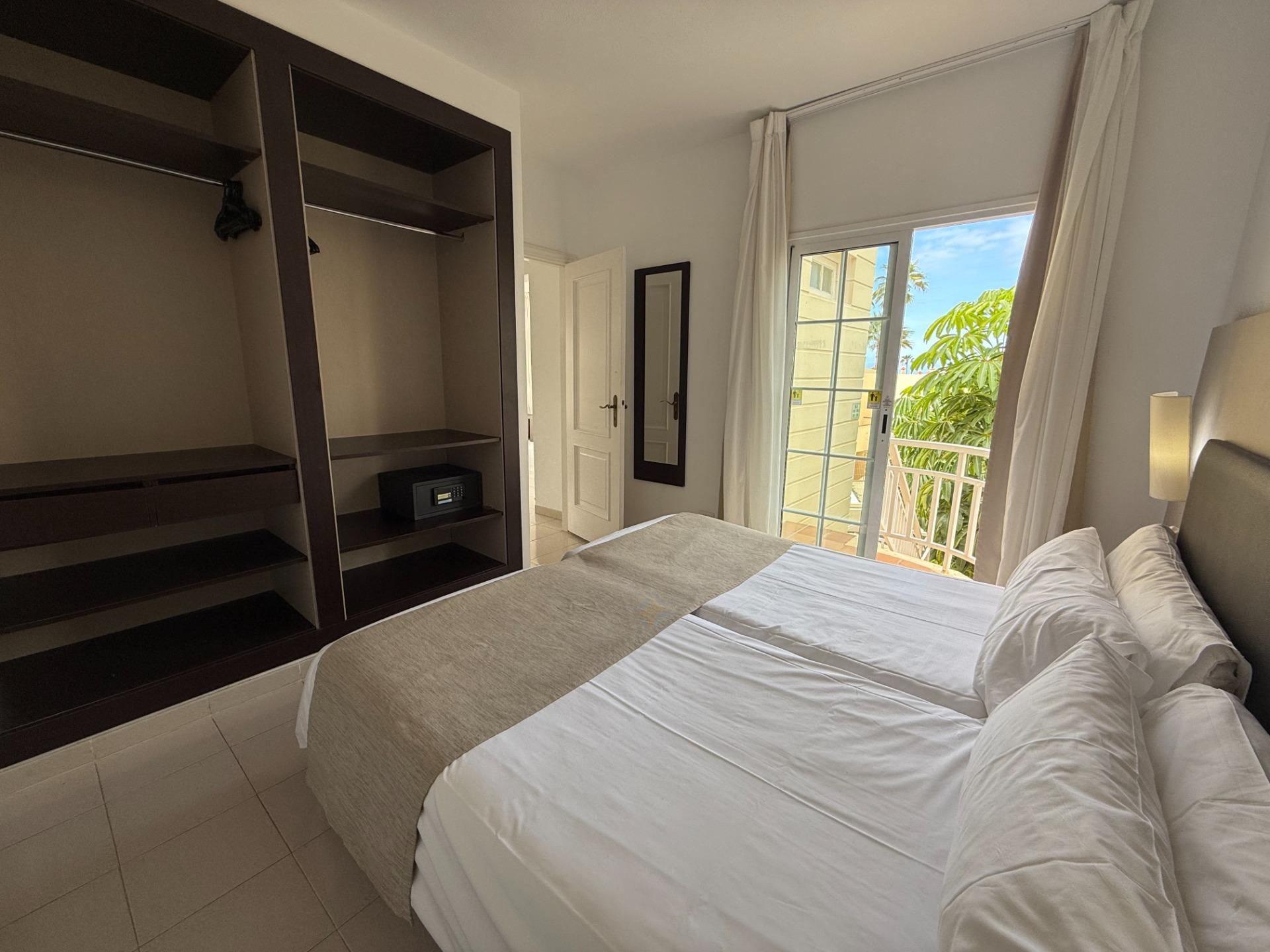 Dormitori de Apartament en venda en Adeje amb Aire condicionat, Terrassa i Balcó