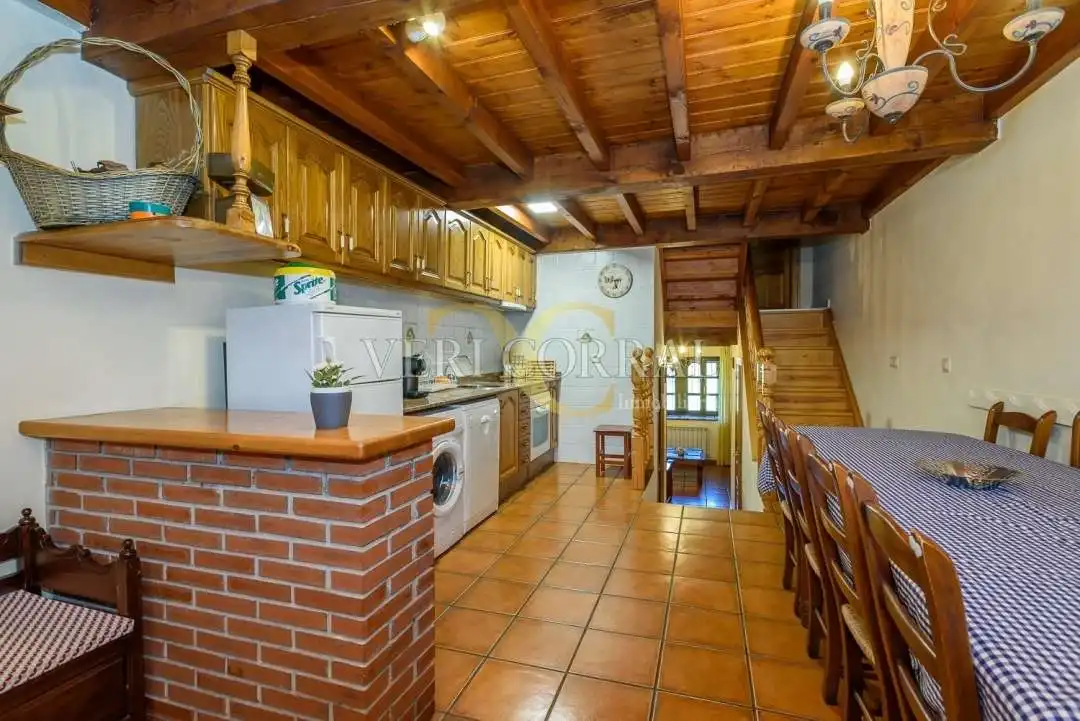 Cuina de Casa adosada en venda en Peñamellera Alta amb Calefacció