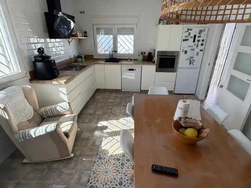 Cuina de Casa o xalet en venda en La Línea de la Concepción amb Aire condicionat, Jardí privat i Piscina