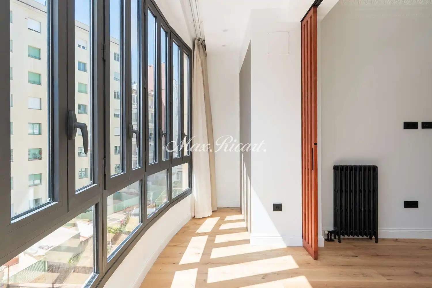 Schlafzimmer von Wohnung zum Verkauf in Barcelona mit Klimaanlage, Heizung und Balkon