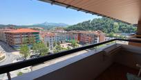 Vista exterior de Pis en venda en Beasain amb Calefacció, Terrassa i Moblat