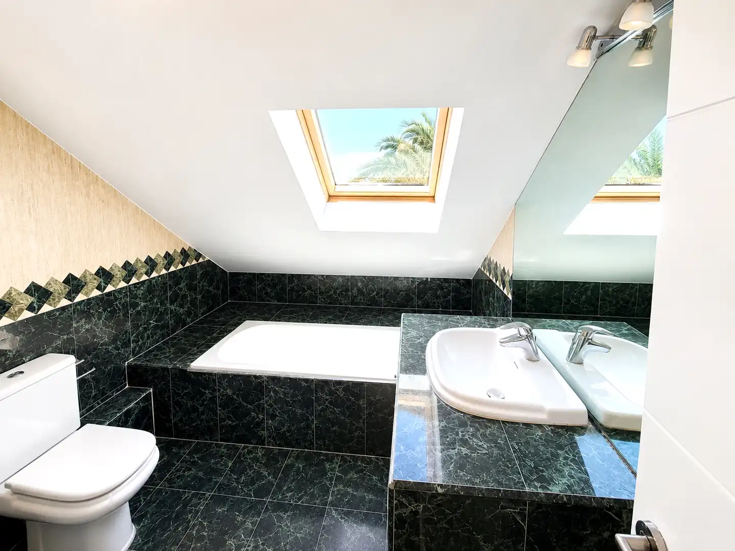 Baño de Casa o chalet de alquiler con opción a compra en Ciudalcampo con Aire acondicionado, Calefacción y Jardín privado