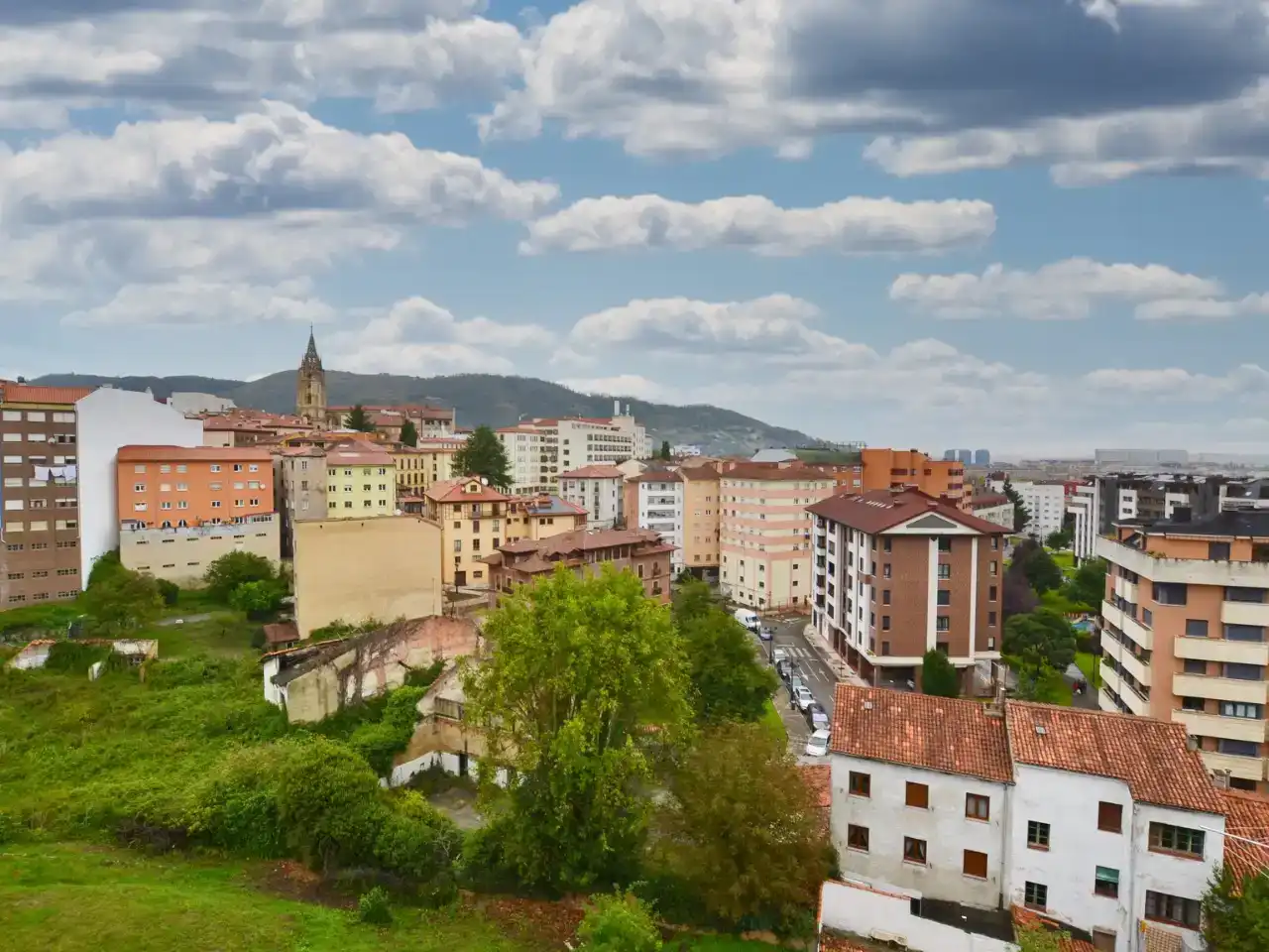 Vista exterior de Àtic en venda en Oviedo  amb Parquet, Traster i Moblat