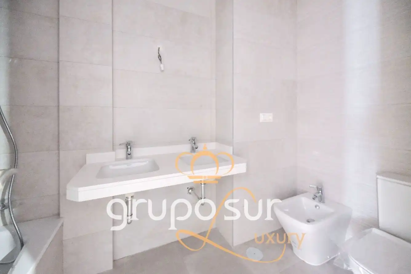 Baño de Ático en venta en Valladolid con Calefacción, Parquet y Trastero