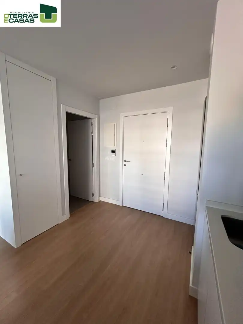 Piso de alquiler en Pontevedra Capital  con Calefacción, Terraza y Trastero