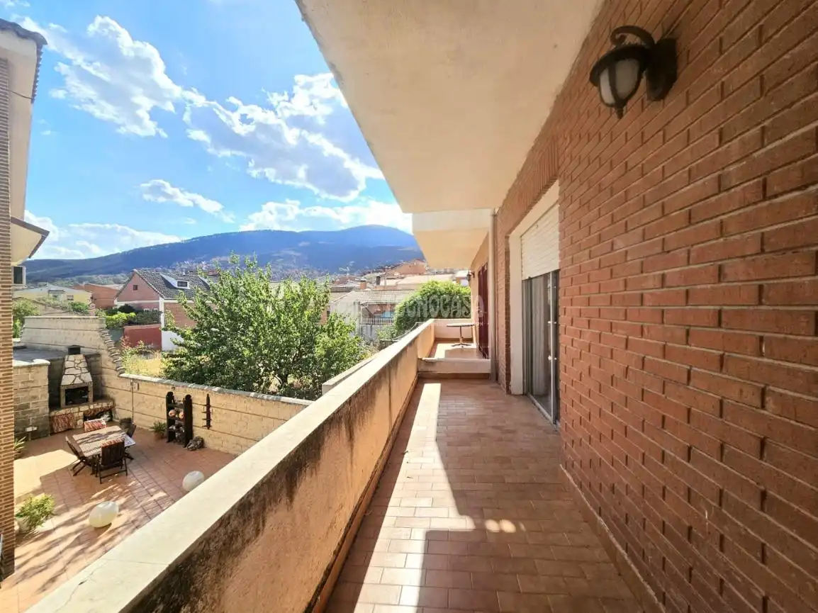 Vista exterior de Casa adosada en venta en El Tiemblo 