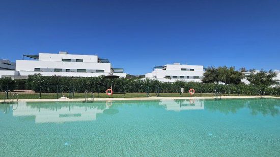 Piscina de Apartament de lloguer en Sotogrande amb Aire condicionat, Calefacció i Terrassa