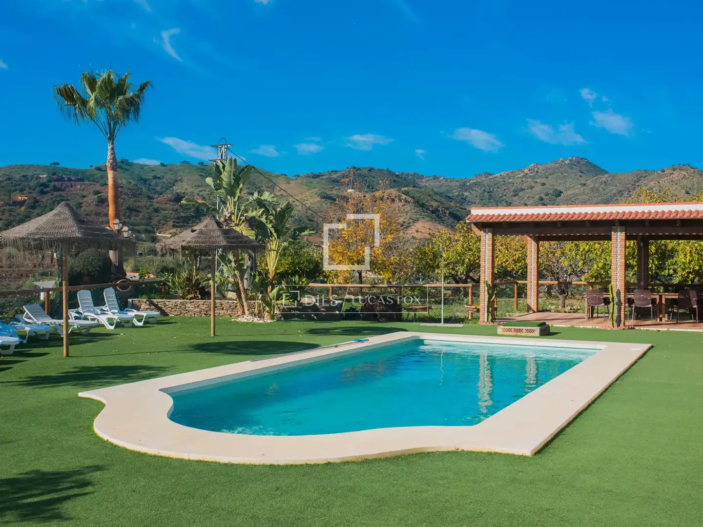 Piscina de Casa o xalet en venda en Málaga amb Aire condicionat, Calefacció i Jardí privat