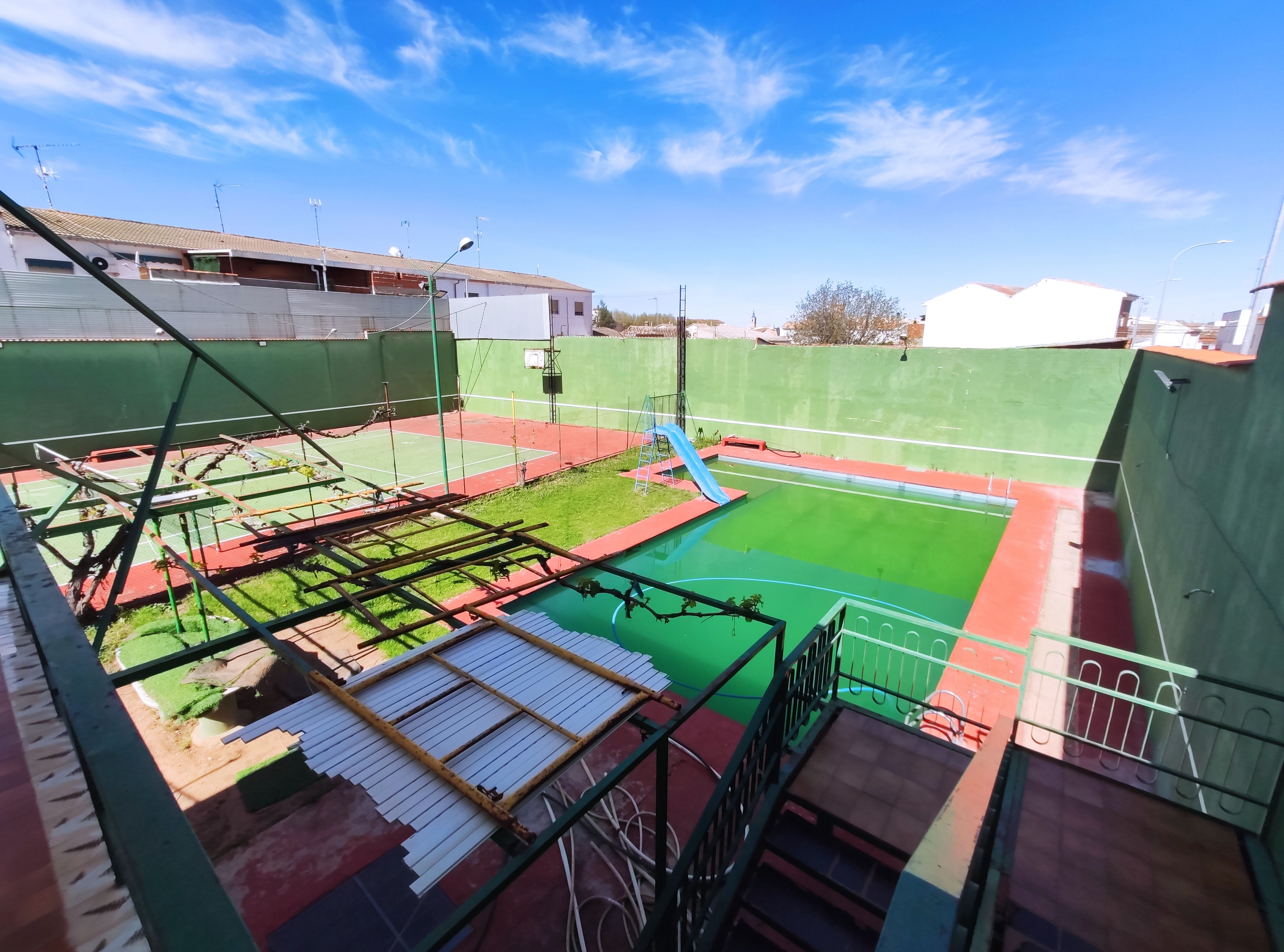 Swimming pool of House or chalet for sale in Quintanar de la Orden  with Parquet flooring and Swimming Pool