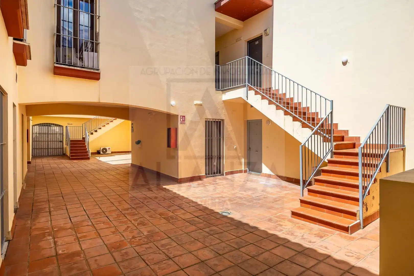 Maisonette zum Verkauf in Gines mit Klimaanlage, Terrasse und Abstellraum