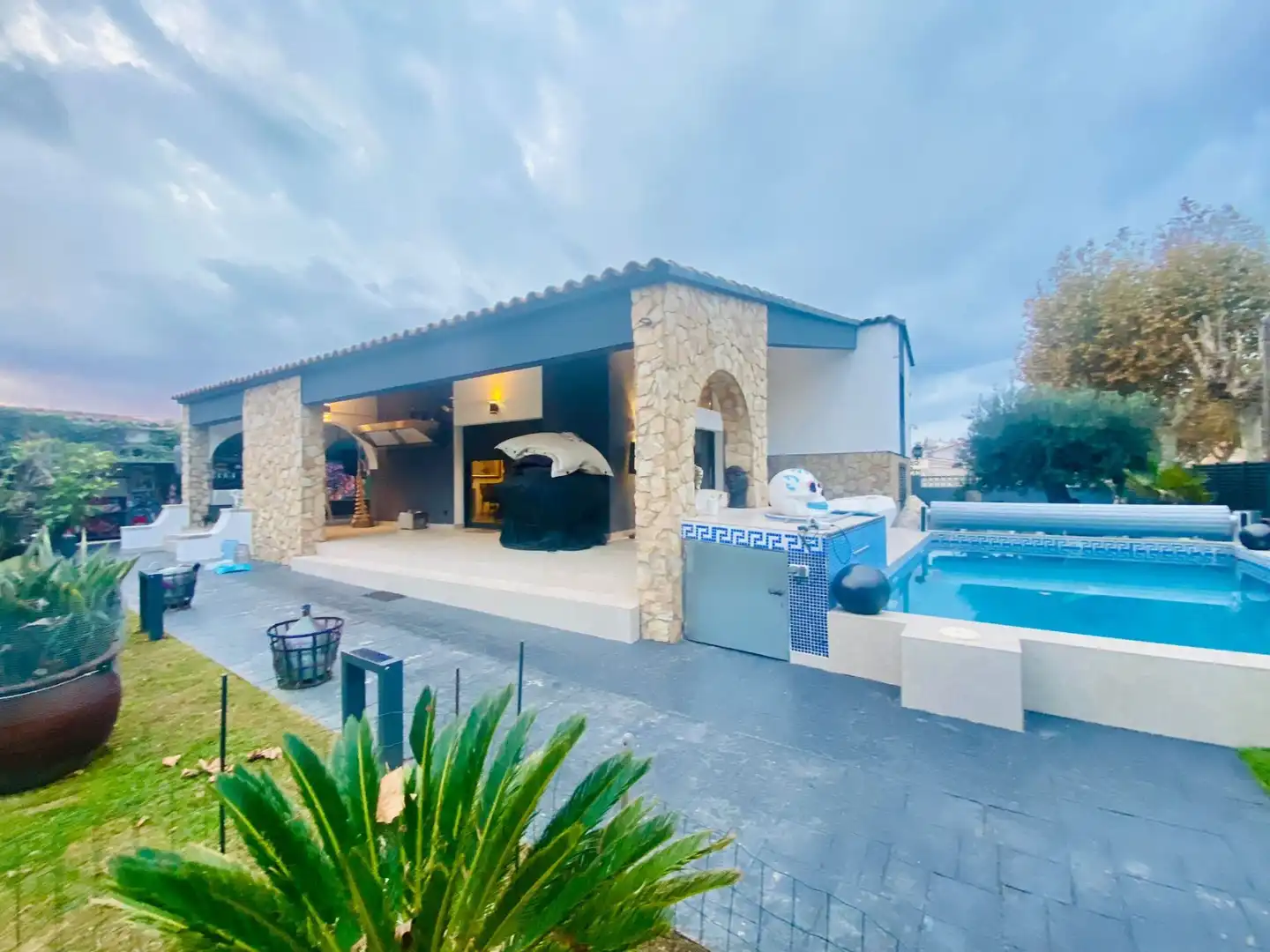 Vista exterior de Casa adosada en venda en Empuriabrava amb Aire condicionat, Calefacció i Jardí privat