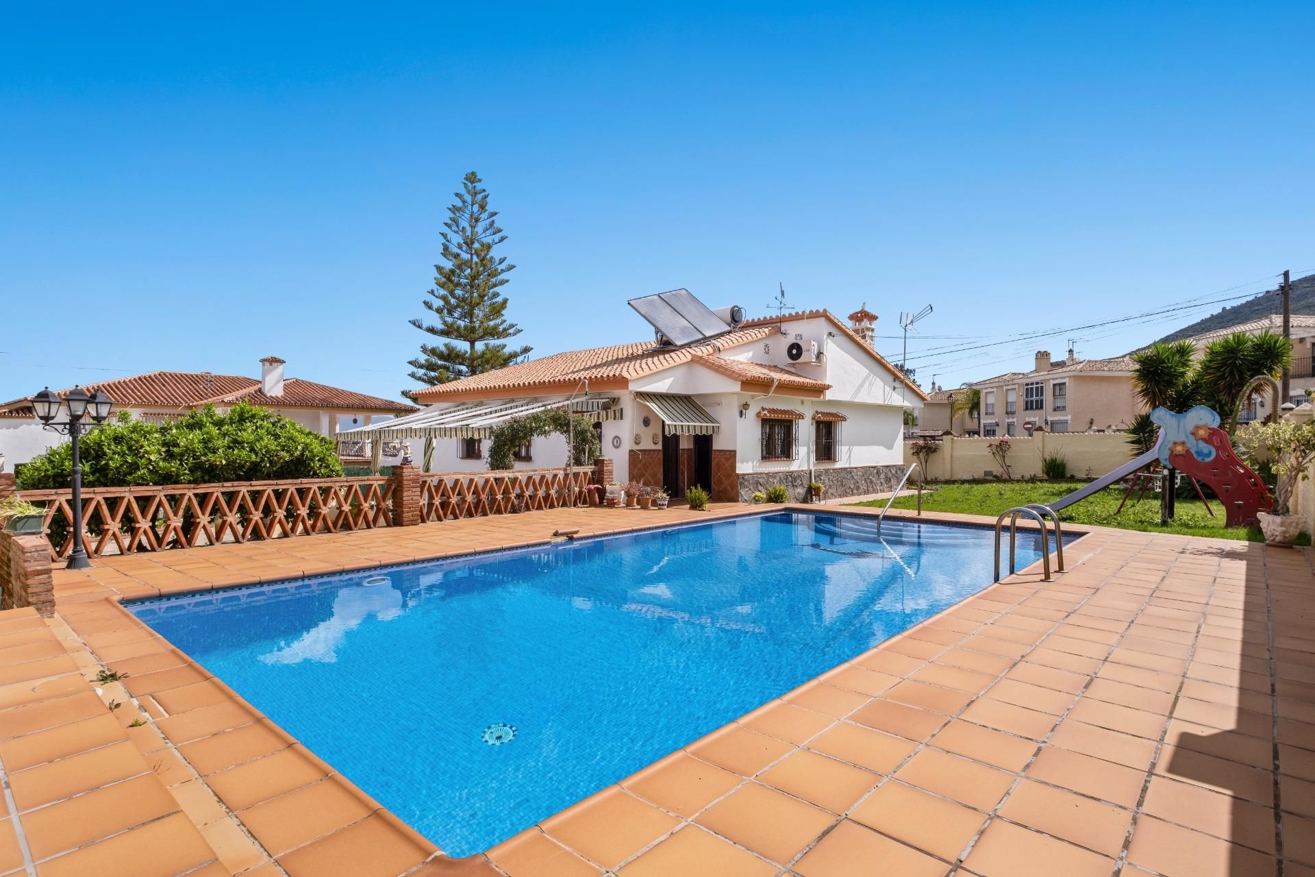 Vista exterior de Casa o xalet en venda en Alhaurín de la Torre amb Aire condicionat, Calefacció i Piscina