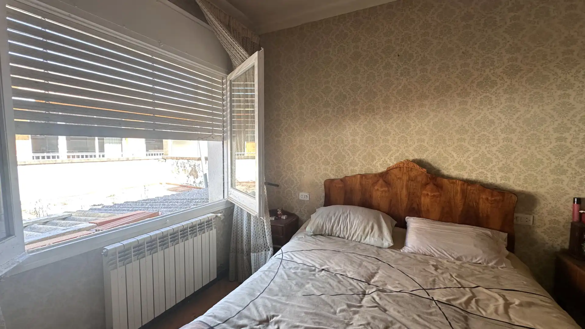 Schlafzimmer von Einfamilien-Reihenhaus zum Verkauf in Sant Joan Les Fonts mit Heizung, Terrasse und Ofen