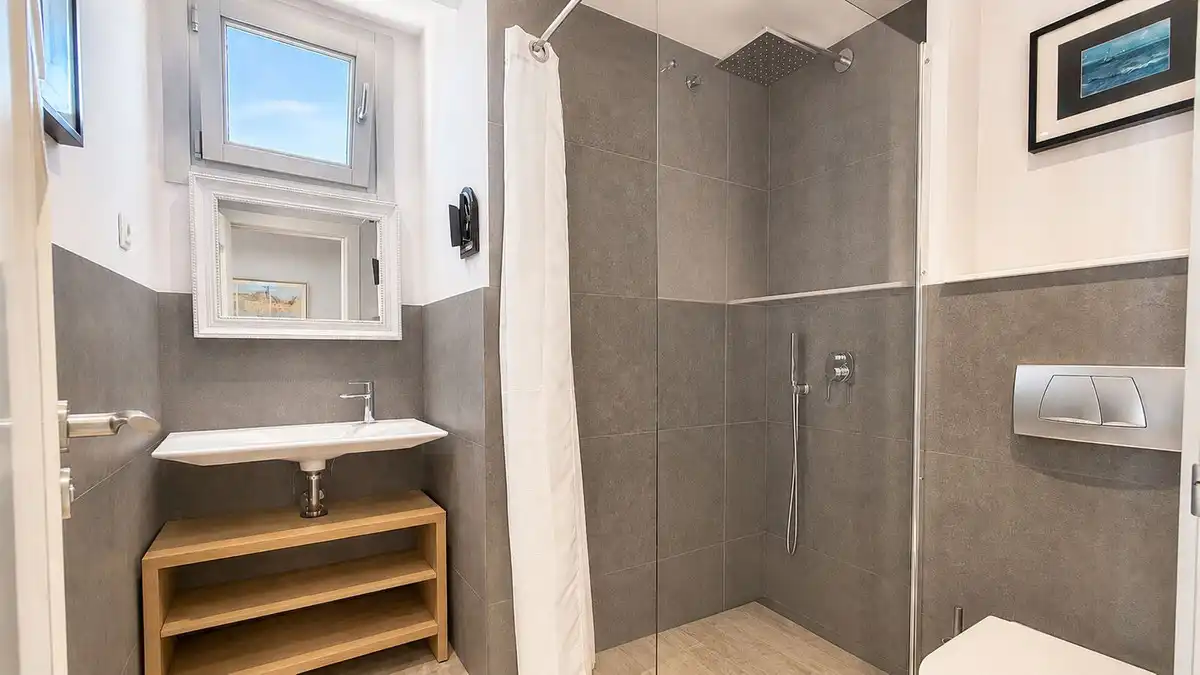 Baño de Ático en venta en Marbella con Aire acondicionado, Trastero y Alarma