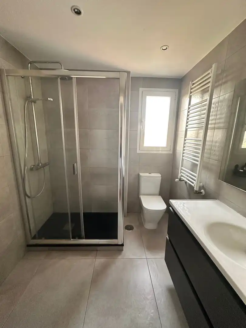 Bathroom of Flat for sale in Madrid  with Air Conditioner, Parquet flooring and Storage room