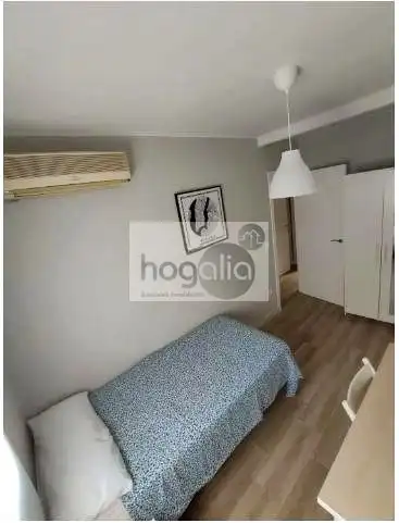 Dormitori de Pis de lloguer en Sevilla amb Aire condicionat, Terrassa i Moblat
