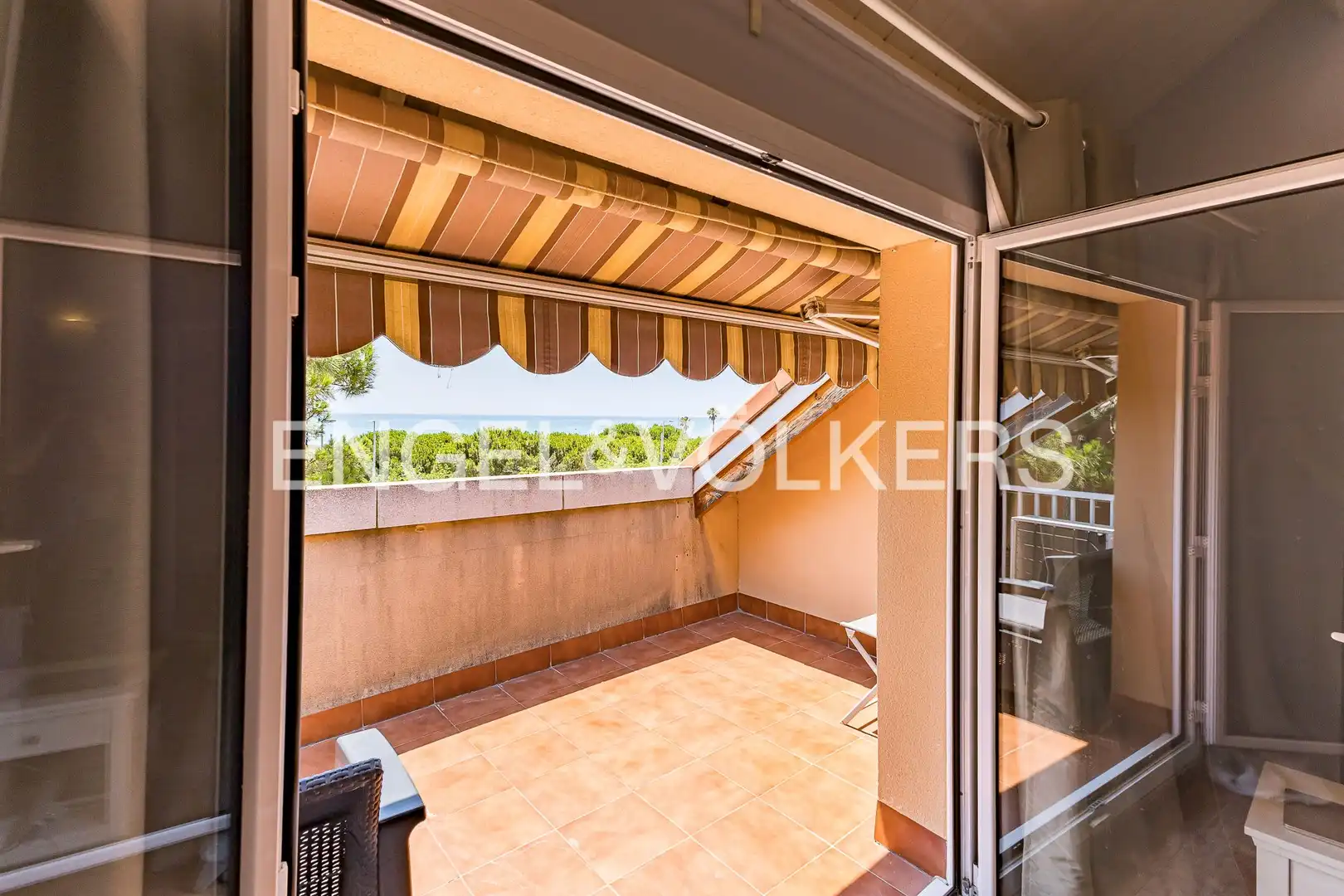 Terrasse von Einfamilien-Reihenhaus zur Miete in Castelldefels mit Klimaanlage, Heizung und Privatgarten