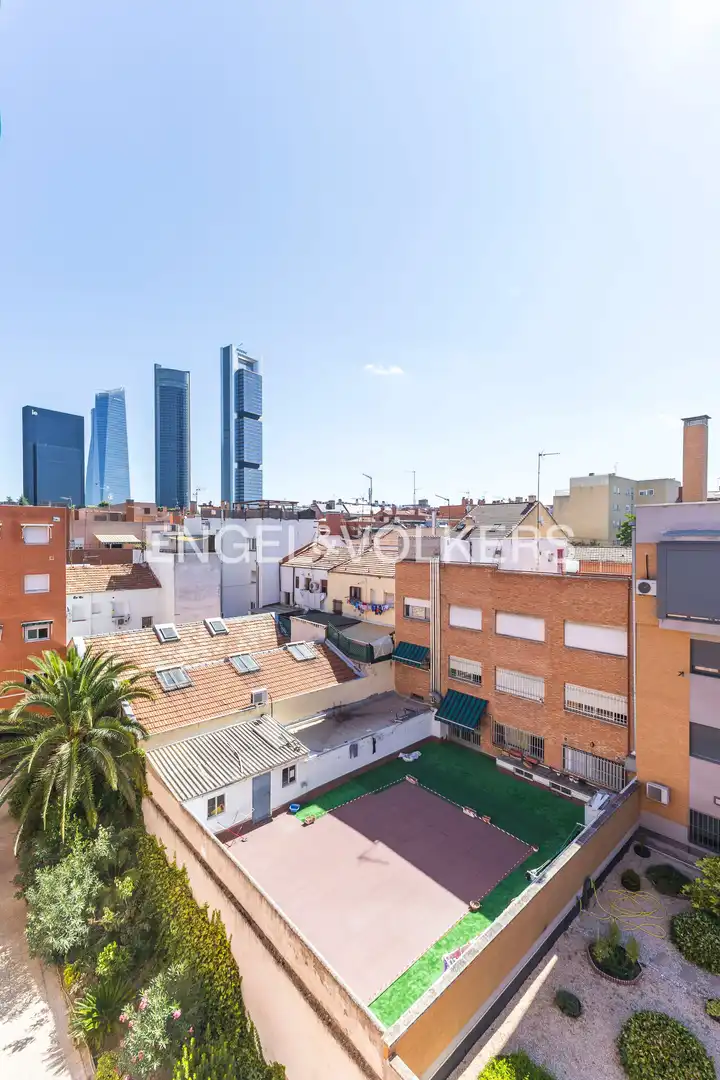Vista exterior de Àtic de lloguer en Madrid amb Aire condicionat, Calefacció i Parquet