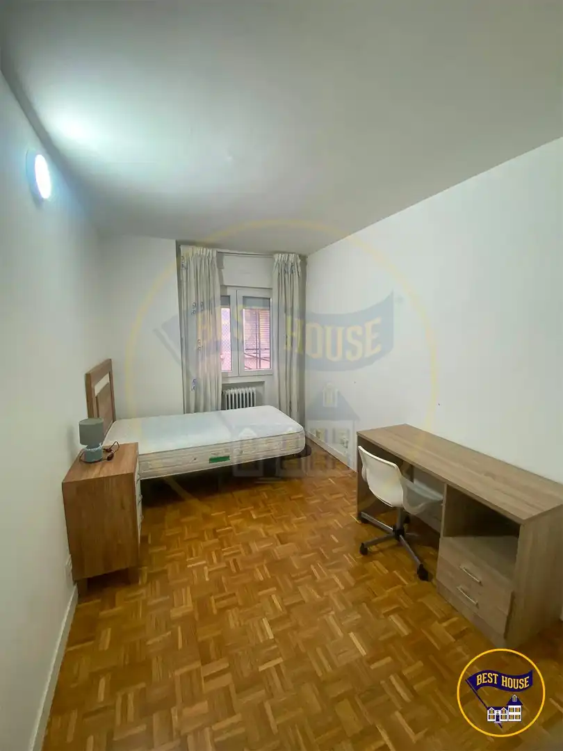 Bedroom of Flat for share in Cuenca  with Air Conditioner, Heating and Parquet flooring