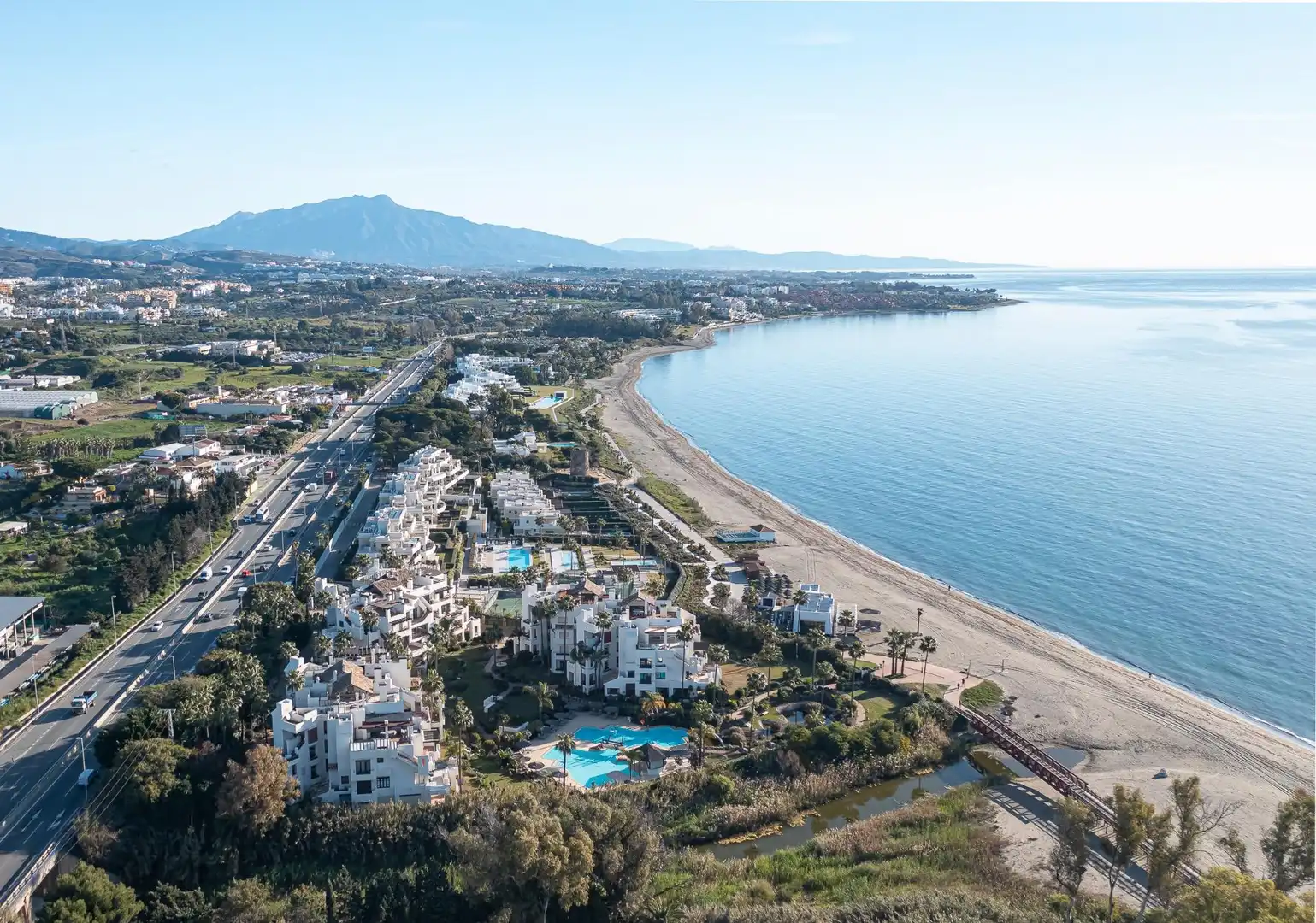 Vista exterior de Àtic en venda en Estepona amb Aire condicionat, Calefacció i Jardí privat