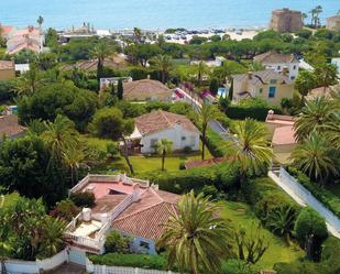 Vista exterior de Casa o xalet en venda en Marbella amb Aire condicionat, Jardí privat i Terrassa