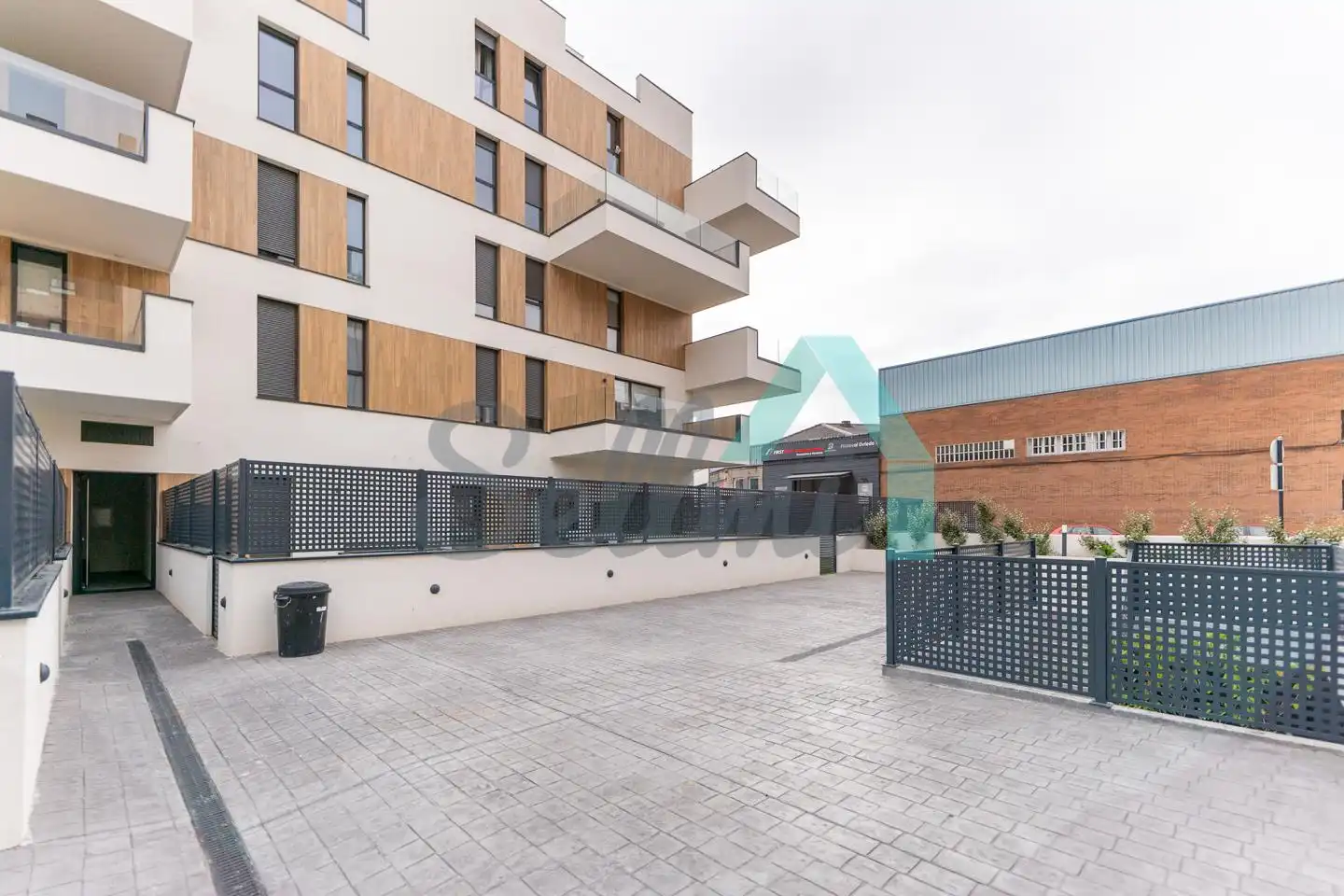 Vista exterior de Planta baixa en venda en Oviedo  amb Aire condicionat, Calefacció i Terrassa
