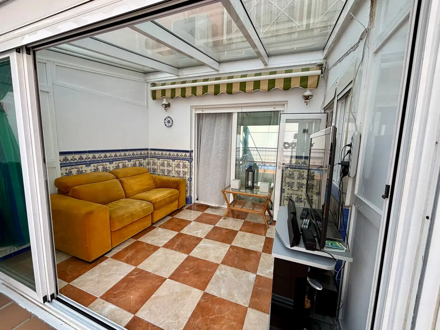 Sala de estar de Casa adosada en venta en Parla con Aire acondicionado, Calefacción y Jardín privado