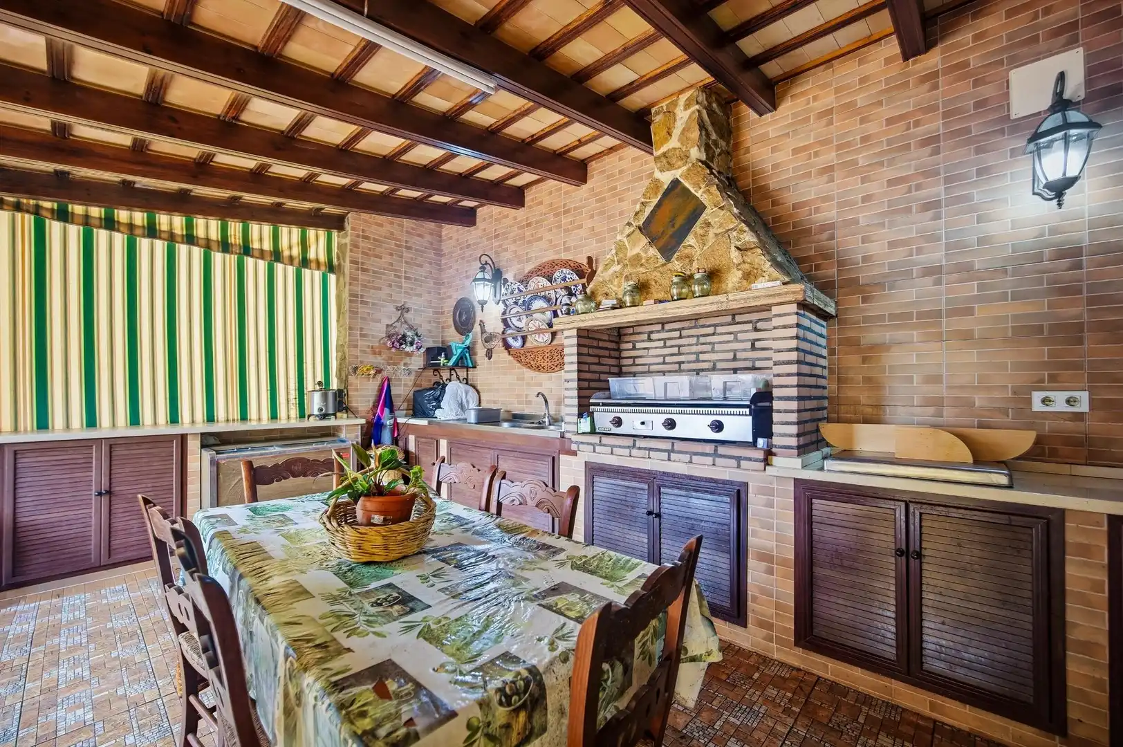 Cuina de Casa o xalet en venda en Chiclana de la Frontera amb Aire condicionat, Jardí privat i Terrassa