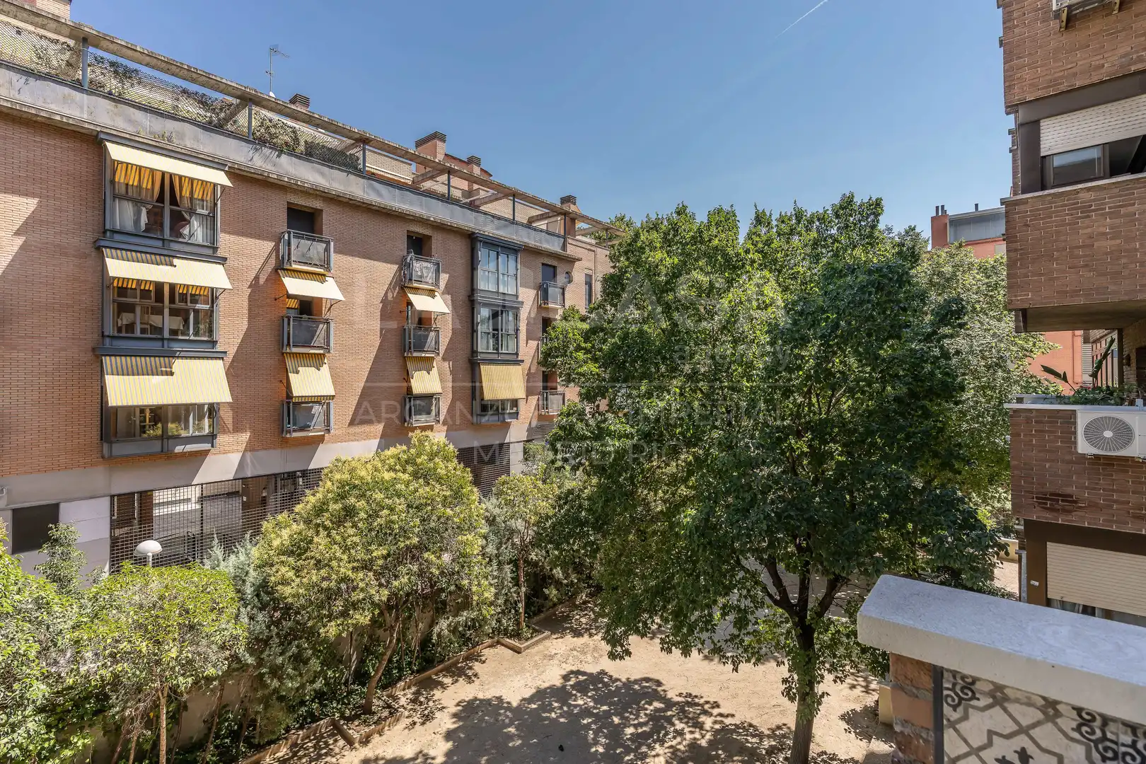 Vista exterior de Pis en venda en Madrid amb Calefacció, Terrassa i Traster