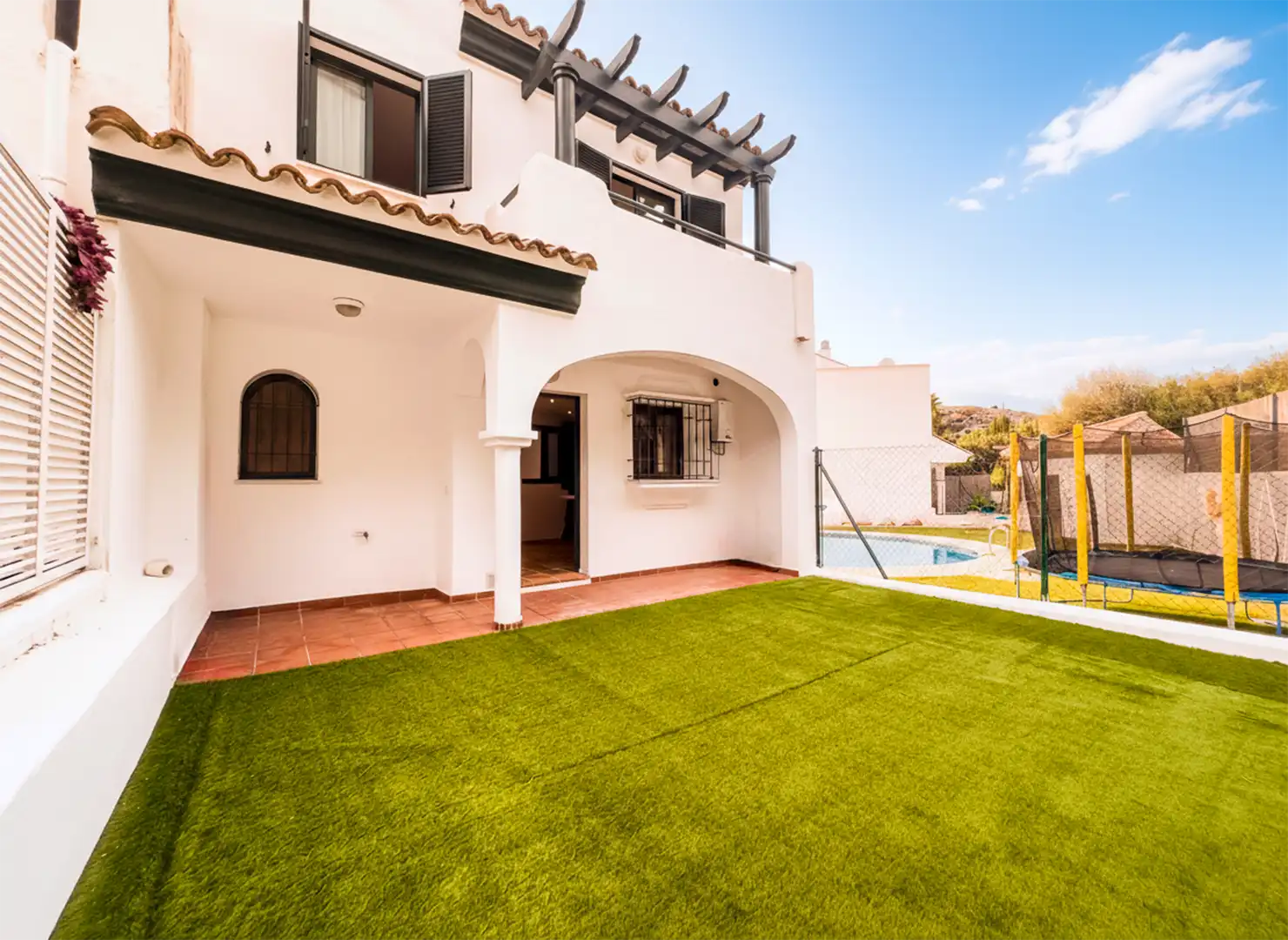Terrasse von Einfamilien-Reihenhaus zum Verkauf in Manilva mit Terrasse, Abstellraum und Schwimmbad