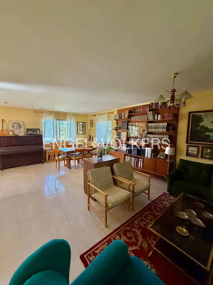 Sala d'estar de Casa o xalet en venda en Las Rozas de Madrid amb Calefacció, Jardí privat i Piscina