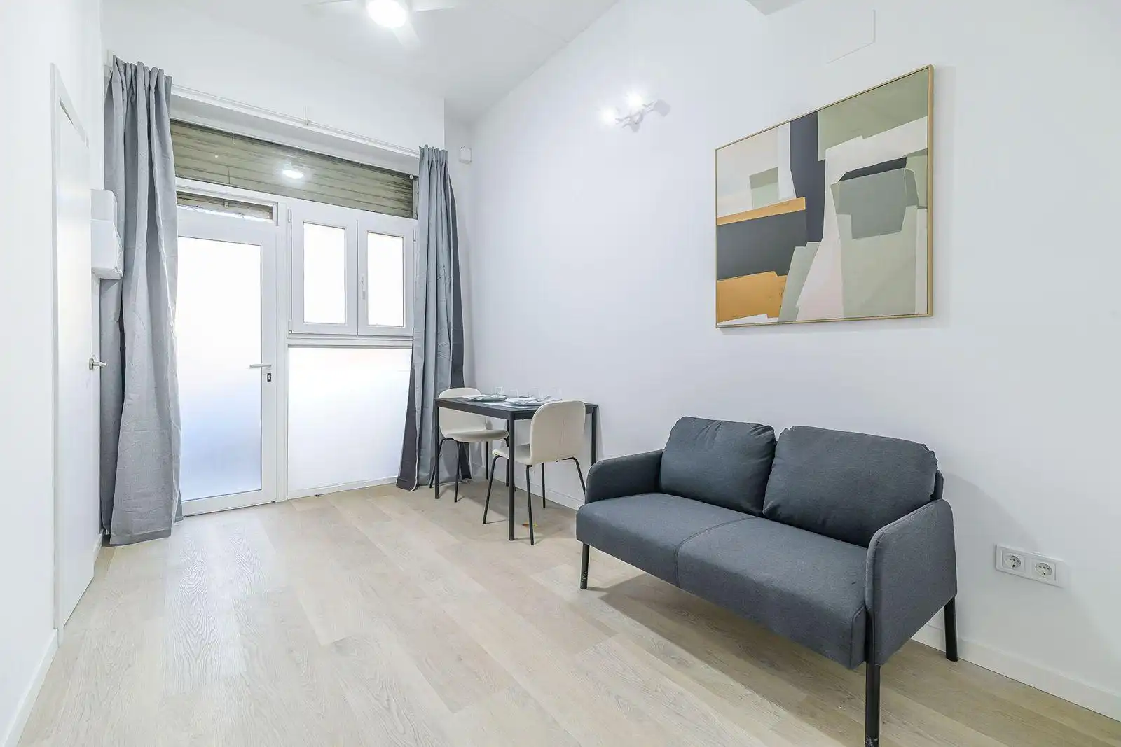 Sala d'estar de Local en venda en Santa Coloma de Gramenet amb Aire condicionat, Parquet i Moblat