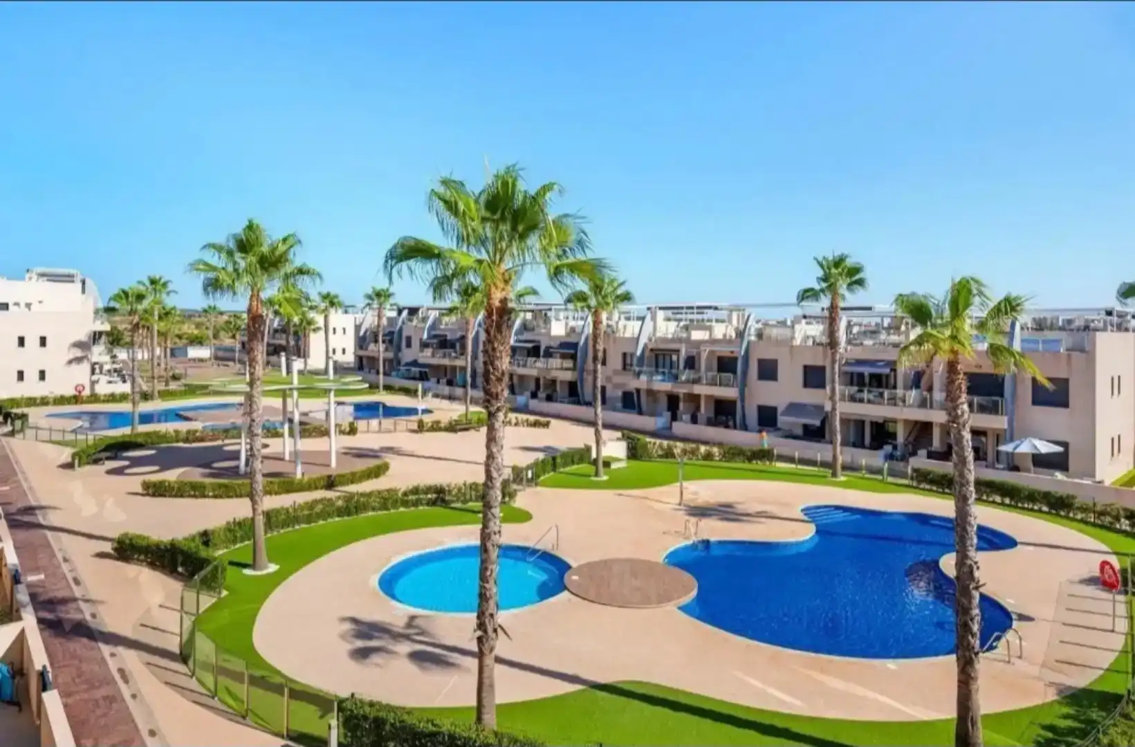 Vista exterior de Pis de lloguer en Pilar de la Horadada amb Aire condicionat, Jardí privat i Piscina