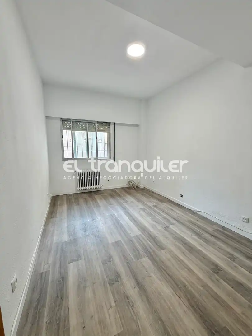 Flat for rent in Calle Ardemans, Guindalera