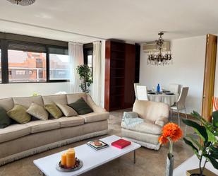 Sala d'estar de Àtic en venda en Tres Cantos amb Aire condicionat, Calefacció i Jardí privat