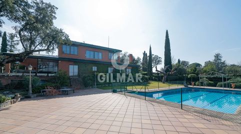Se presenta una villa de estilo tradicional que se sitúa en una de las mejores parcelas de la urbanización. El chalet destaca por