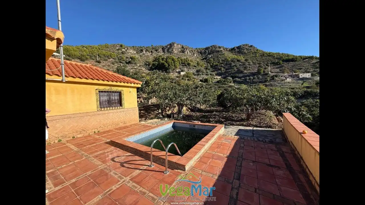 Vista exterior de Finca rústica en venda en Otívar amb Jardí privat, Terrassa i Piscina