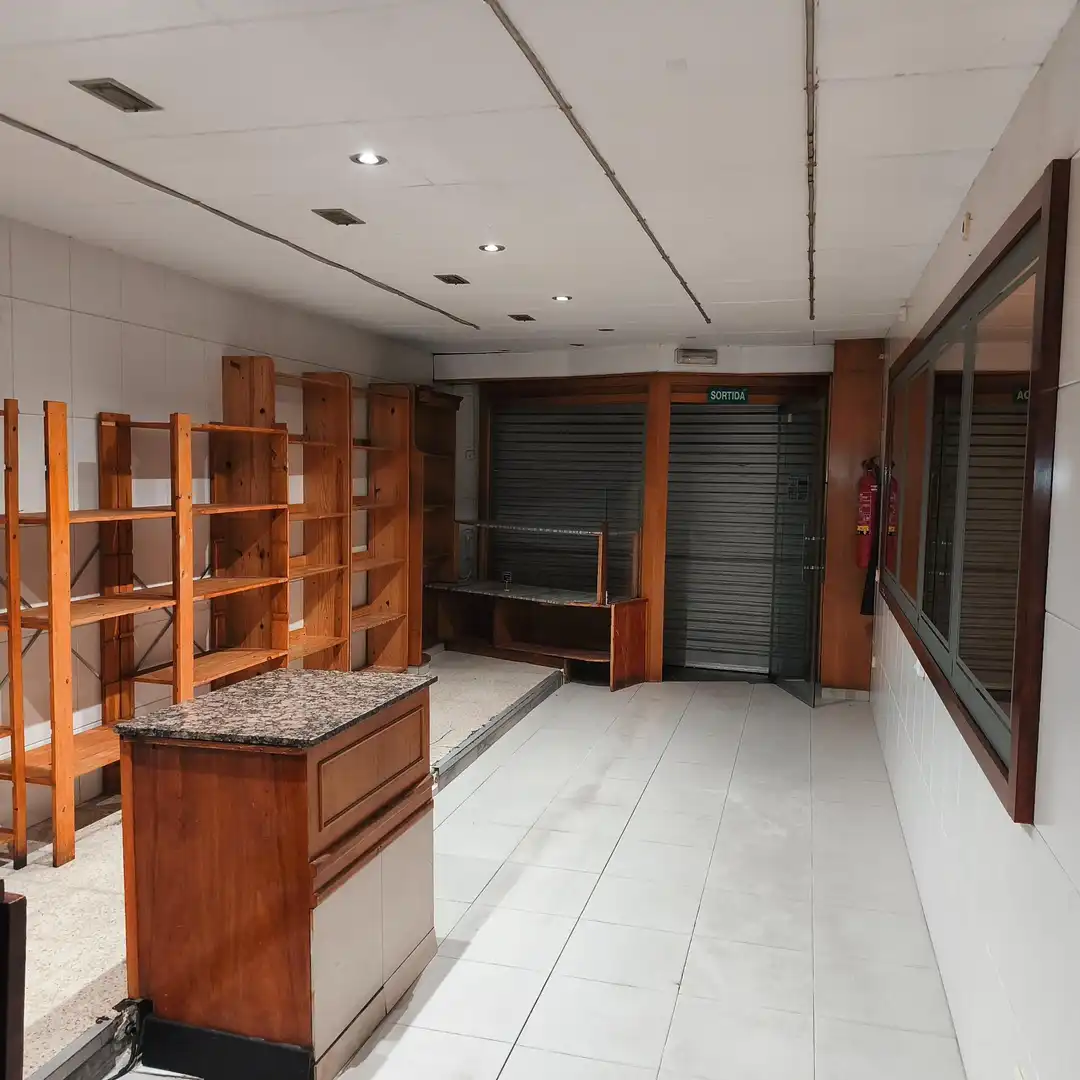 Local comercial de lloguer a Joan Prim