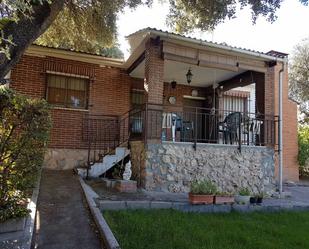 Vista exterior de Casa o xalet de lloguer en Fuentenovilla amb Terrassa i Balcó