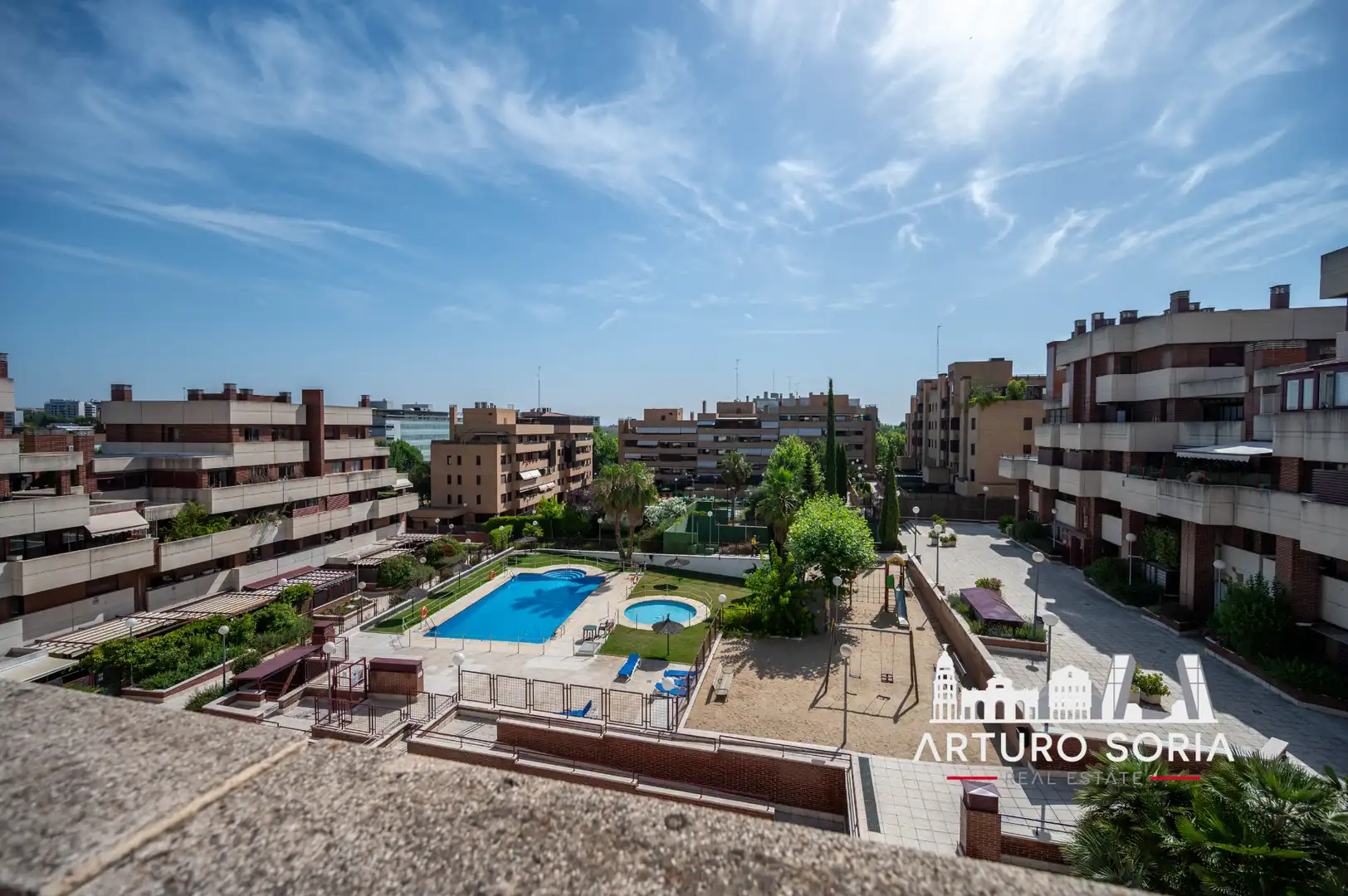 Vista exterior de Àtic de lloguer en La Moraleja amb Terrassa i Piscina comunitària