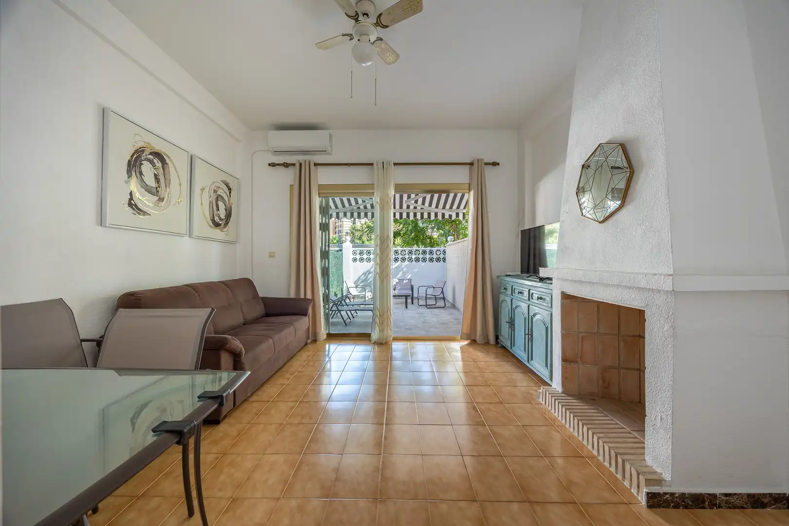 Sala d'estar de Casa adosada en venda en Benidorm amb Piscina, Moblat i Piscina comunitària